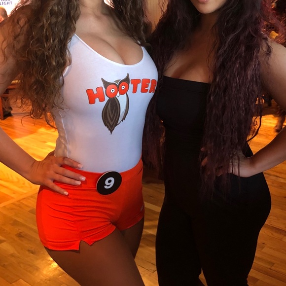 Hooters Uniform - Picture 3 of 4